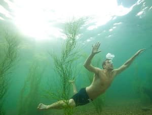 大白鯊3D食人夜電影劇照9