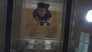 利用破窗空間離開車廂電影劇照6