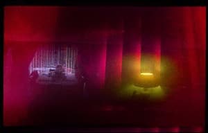 港口城市、墜落拱門電影劇照4