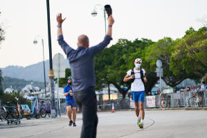 香港四徑大步走電影劇照7