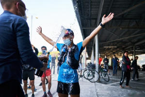 香港四徑大步走電影劇照11