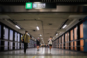 香港四徑大步走電影劇照55