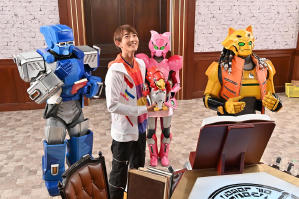 幪面超人聖刃 + 機界戰隊全開者 SUPERHERO戰記電影劇照9