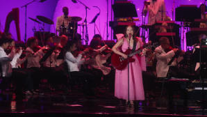 Laufey's A Night At The Symphony Hollywood Bowl (2024)電影劇照2